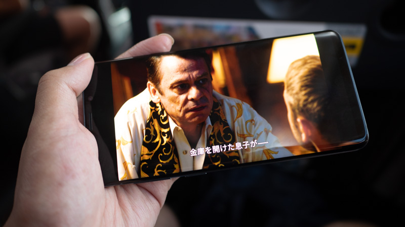 バス車内でNetflixのSense8をGalaxy S9+で観ている様子