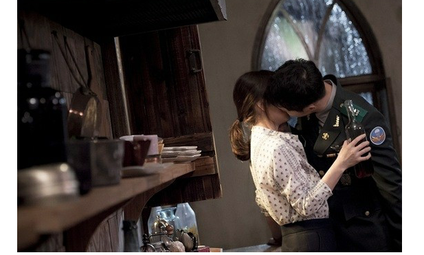 太陽の末裔・ワインキスシーン