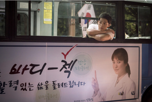 モヨン広告のバスに乗るシジン