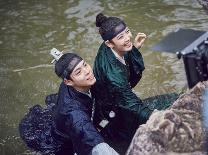 池に落ちたサムノムを助けたヨン