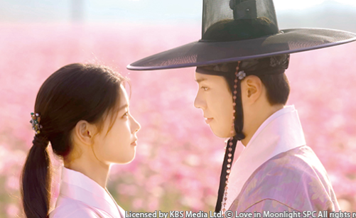 ヨンとラオンの幸せなひととき　コスモス畑で。