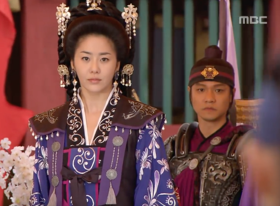 トンマンを見つめるミシル